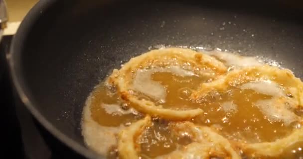 Close Huge Wok While Frying Homemade Onion Rings Oil Deep — стоковое видео