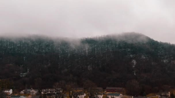 Gęsta Mgła Pokrywająca Pasmo Górskie Widokiem Starą Wioskę — Wideo stockowe