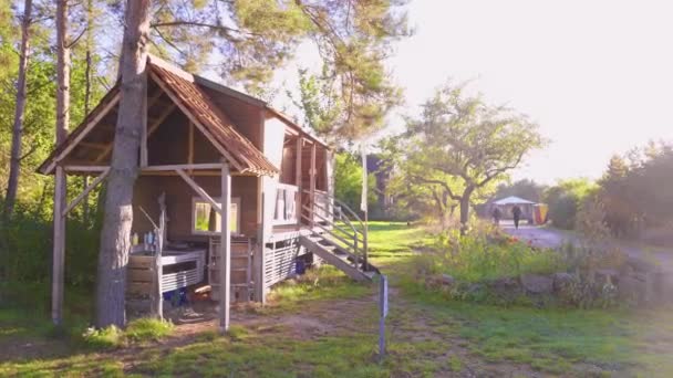Handmade Wooden Cottage Sieben Linden Ecovillage Sunny Day Pan Right — Vídeo de stock