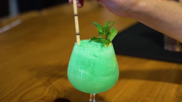 Bartender Places Bamboo Straw Colorful Tiki Cocktail Slow Motion — Vídeo de Stock