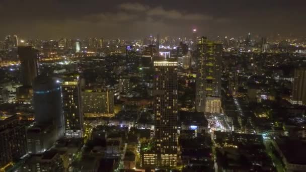 泰国曼谷Sukhumvit区天空线和摩天大楼的史诗式无人驾驶飞机夜间失速 — 图库视频影像