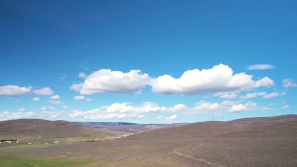 Een Grote Groep Witte Pluizige Wolken Boven Een Dor Woestijnterrein — Stockvideo