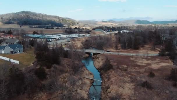 Aerial View River Running Bridge Countryside Village Mountains Springtime — ストック動画