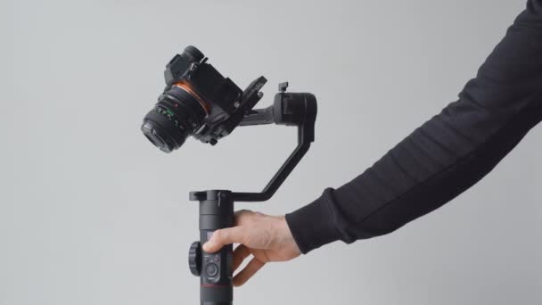 Hombre Controlando Gimbal Través Joystick — Vídeos de Stock