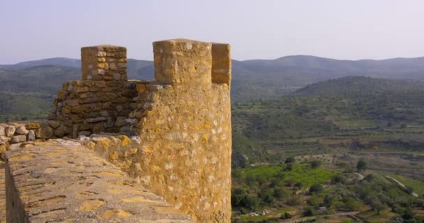 西班牙Castellon省Cervera Del Maestre一座山上一座中世纪古城堡塔遗址的静态视图 — 图库视频影像