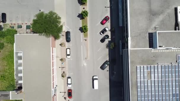 Bird Eye Aerial Shot Vehicles Pedestrians Going Day Suburban Downtown — Stock videók