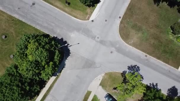 Arriba Aérea Hacia Abajo Intersección Suburbana Ciudad Interior Junto Equipo — Vídeos de Stock