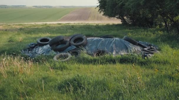 Alte Abgefahrene Reifen Liegen Auf Der Schwarzen Folie Die Den — Stockvideo