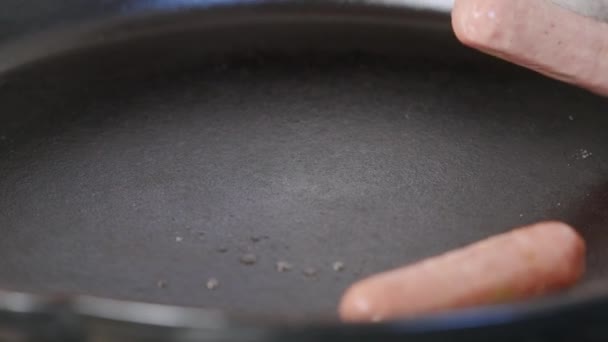 Frozen Sausage Links Dropping Hot Pan Sizzling Breakfast Meal Close — Vídeo de Stock