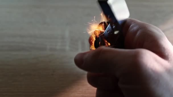 再利用可能な金属製のライターが点火され 再び閉じられる前に開かれる スタティッククローズアップショット — ストック動画