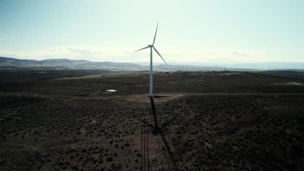 Slowly Orbiting Single Wind Driven Turbine High Desert Aerial — Vídeo de stock