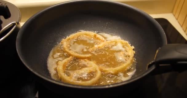 Close Van Enorme Wok Tijdens Het Bakken Van Zelfgemaakte Uienringen — Stockvideo