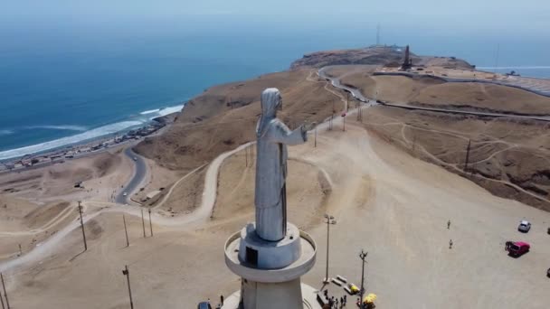 リマペルーのイエス キリスト像の記念碑 パララックスのドローン4Kショット 背景に山や多くの家と像の周りに回転し ビーチや海 — ストック動画