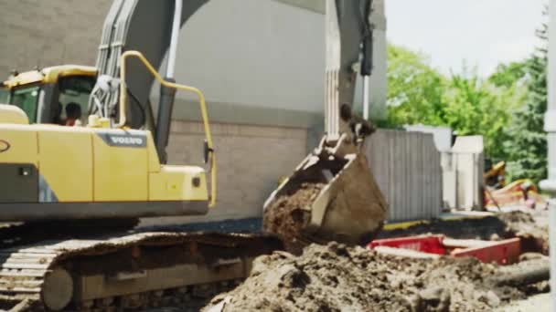 Trabajador Construcción Operando Excavadora Para Recoger Soltar Tierra Sucia Sitio — Vídeo de stock