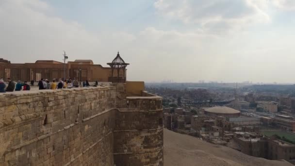 エジプトのカイロを背景に水道光熱費の建物と城の壁 パンニング — ストック動画