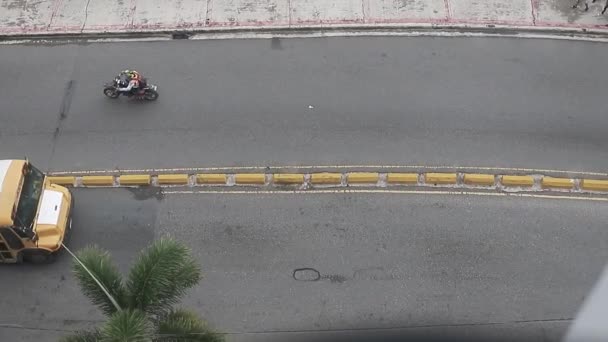 昼間の無人機の飛行中に忙しい通りの上から見ると — ストック動画