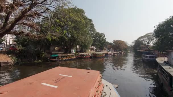 インドのAlappuzhaまたはAllepeyの航行可能な運河に沿って移動する観光船 — ストック動画