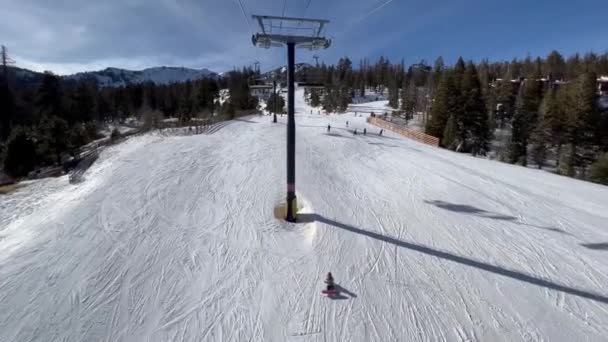 Het Uitzicht Van Skiërs Snowboarders Vanaf Skilift — Stockvideo