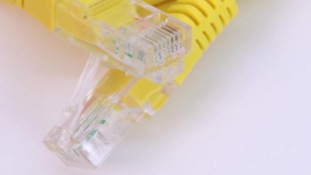 Ethernet Κίτρινο Καλώδιο Που Περιστρέφεται Λευκή Επιφάνεια Κοντινή Θέα Από — Αρχείο Βίντεο