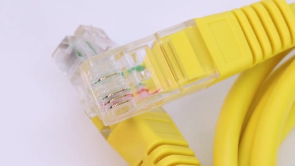 Makro Skott Ethernet Kabel Gul Plast Roterande Vit Yta Närbild — Stockvideo