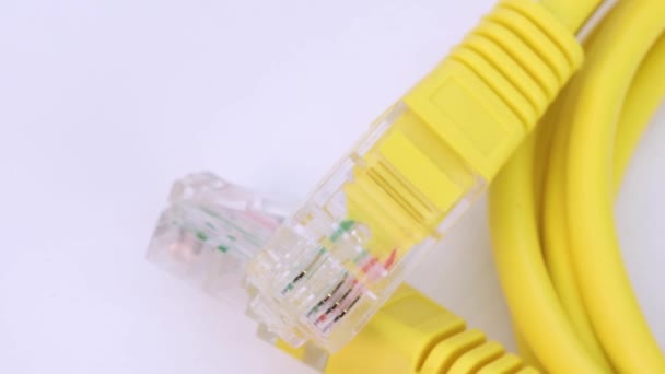 Detaljerad Bild Ethernet Kabeln Gul Plast Som Roterar Vit Yta — Stockvideo