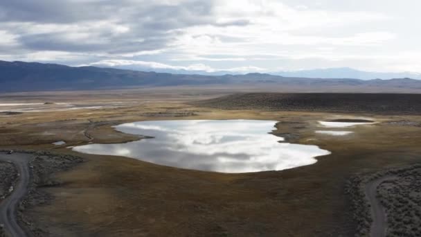 Small Lake Middle Desert Landscape Reflecting Clouds Sky — Wideo stockowe