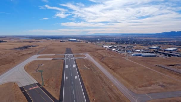 コロラドスプリングス空港の滑走路の南端を飛行する飛行機 — ストック動画