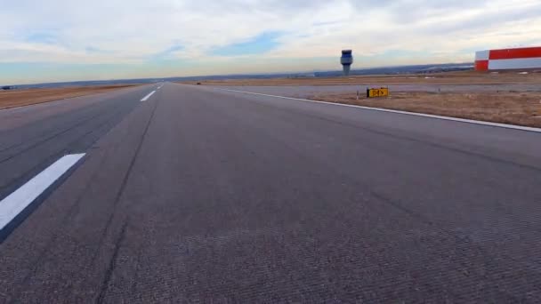 落基山脉大都会机场跑道 控制塔及水塔全景 — 图库视频影像