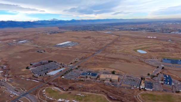 Utsikt Över Rocky Mountain Metropolitan Airport Från Ett Flygplan Som — Stockvideo