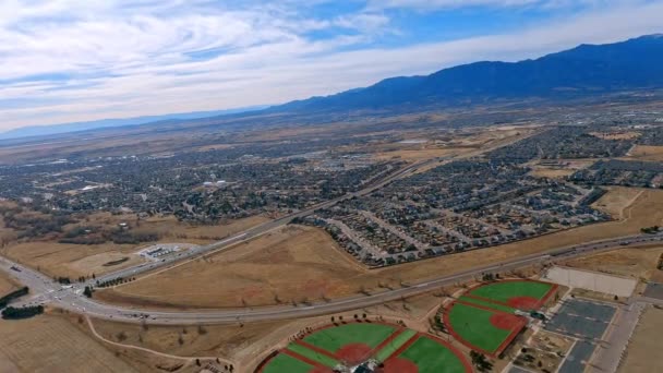 Let Letadlem Nad Colorado Springs Odbočuje Jihu Západ Směrem Pikes — Stock video