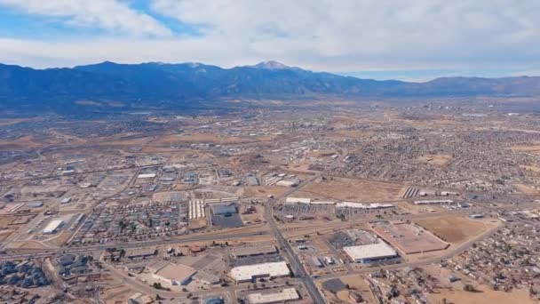 Flugzeug Fliegt Westwärts Über Colorado Springs Richtung Pikes Peak Und — Stockvideo