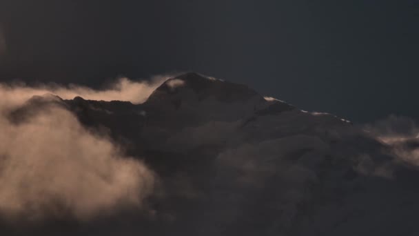 Beautiful Scenery Snow Caped Mountain Clouds Moving Mountain Peak Sunset — Vídeo de stock