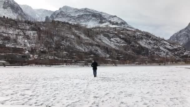 Turista Batohem Lezení Hory Horolezectví Koncept Muž Kráčející Sněhem Khaltském — Stock video