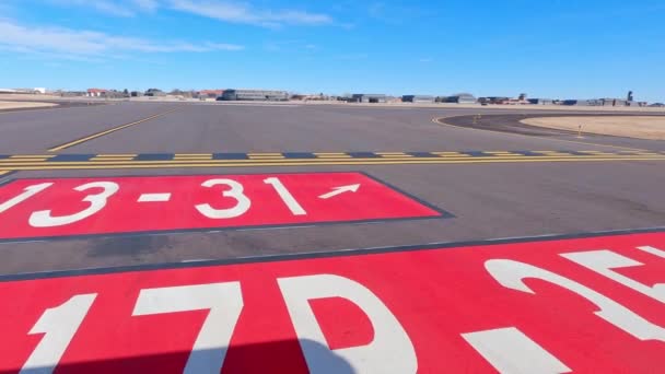 Blick Aus Dem Laderaum Auf Die Aktive Landebahn Des Flughafens — Stockvideo