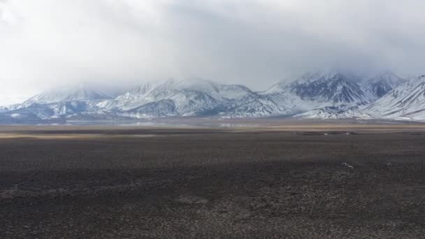 米国カリフォルニア州の東シエラネバダ山脈のチェーンの上の雲 自然の風景の空中ビュー — ストック動画