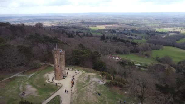 Leith Hill和Tower Surrey Hills横跨英格兰南部的观察点无人驾驶飞机空中俯冲射击 — 图库视频影像