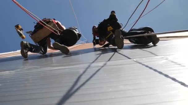 Twee Bouwvakkers Hangend Aan Een Gebouw Dat Gevel Van Onderaf — Stockvideo