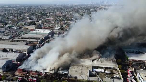 Αεροφωτογραφία Γύρω Από Πυροσβέστες Φωτιά Εργοστασίου Κυκλώνοντας Ζουμ Drone Shot — Αρχείο Βίντεο