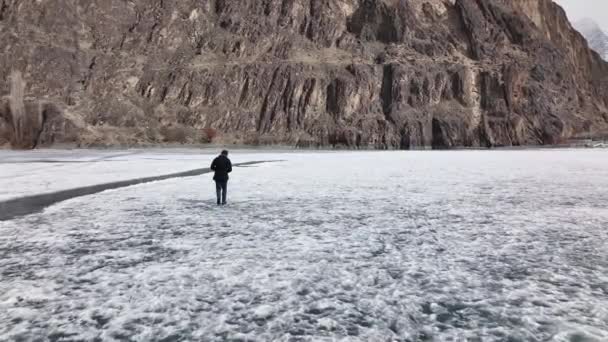 Турист Рюкзаком Восхождения Гору Концепция Альпинизма Человек Ходит Снегом Озеру — стоковое видео