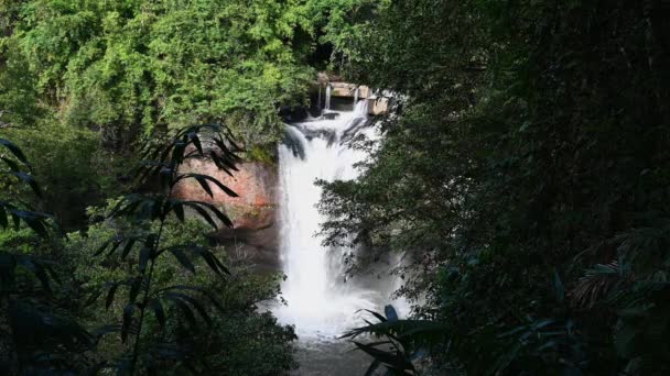 Weitwinkelaufnahmen Der Heo Suwat Wasserfälle Die Eine Fantastische Aussicht Bieten — Stockvideo