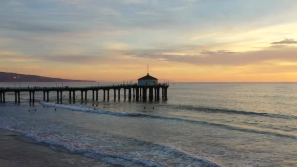 People Swim Manhattan Beach Roundhouse Aquarium Pier Dusk Aerial — Stock Video