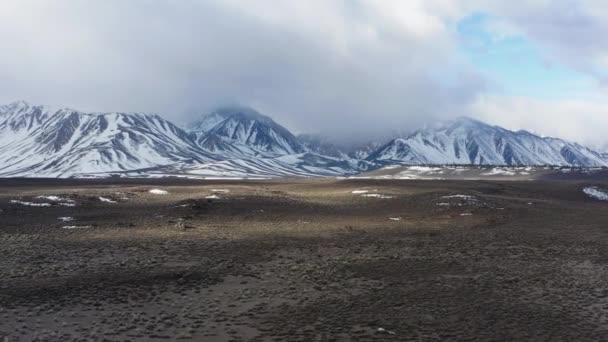 東側からの雪の流れの眺めの後 カリフォルニア州のシエラネバダ山脈の上の雲 — ストック動画