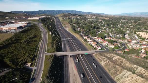 Vliegen Een Snelweg Door Pittoreske Buitenwijk Van Antelope Valley Los — Stockvideo