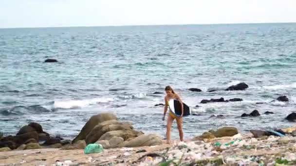 Giovane Surfista Bikini Camminare Sandalo Sulla Spiaggia Con Rifiuti Plastica — Video Stock