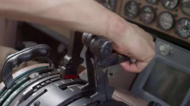 Pilot Samolotu Kokpicie Startujący Pozywający Przepustnicę — Wideo stockowe