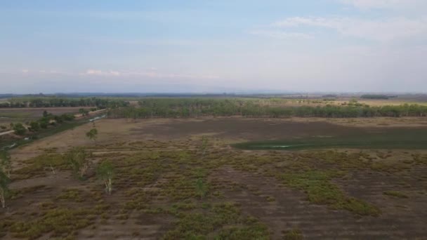 Flygbilder Mot Horisonten Över Gräsmarker Och Jordbruksmark Pak Pli Nakorn — Stockvideo
