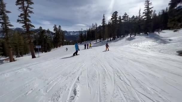 Przechodzenie Obok Snowboardzistów Narciarzy Trasie Narciarskiej — Wideo stockowe