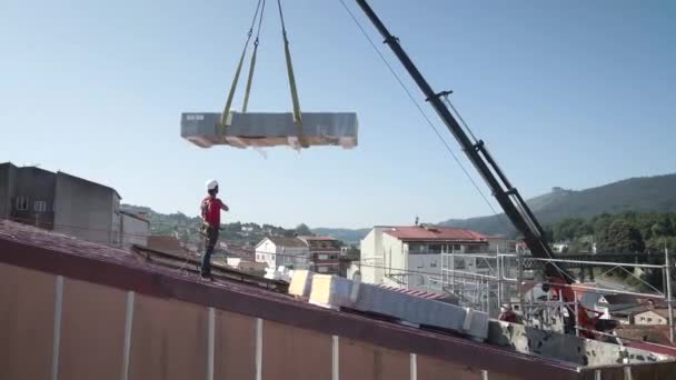 Worker Construction Roof Directing Load Downloaded — Vídeo de stock