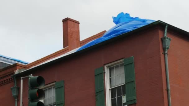 Albastru Tarp Acoperiș New Orleans Cartierul Francez Daune Furtună Vânt — Videoclip de stoc
