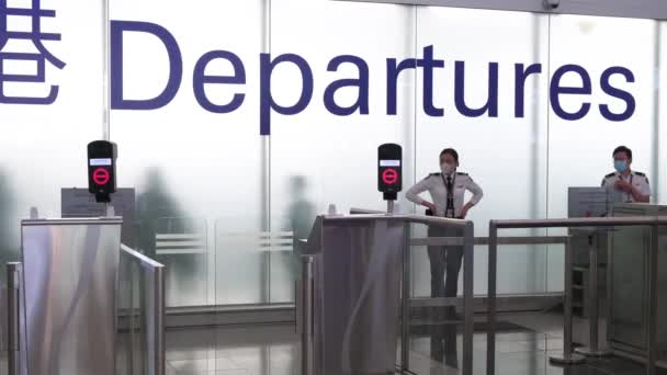 Sicherheitspersonal Des Flughafens Wartet Auf Passagiere Die Durch Die Abflughalle — Stockvideo